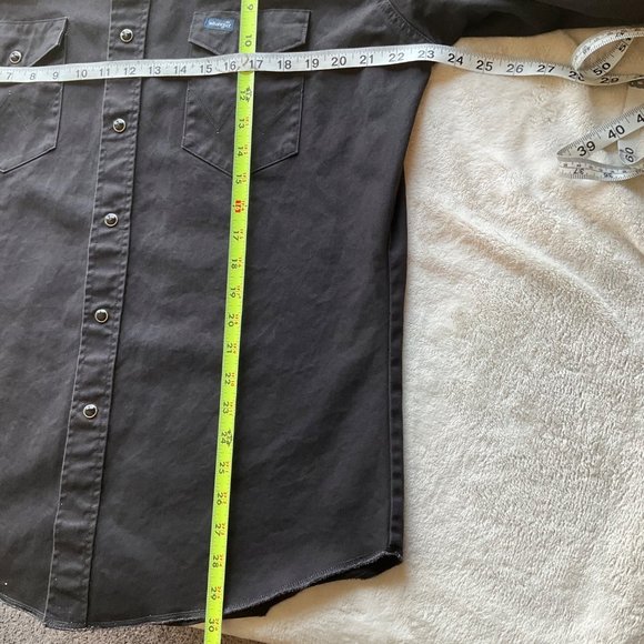 Wrangler Mens size Large western button-down shirt pearl snap black (see Flaw). - Picture 3 of 9